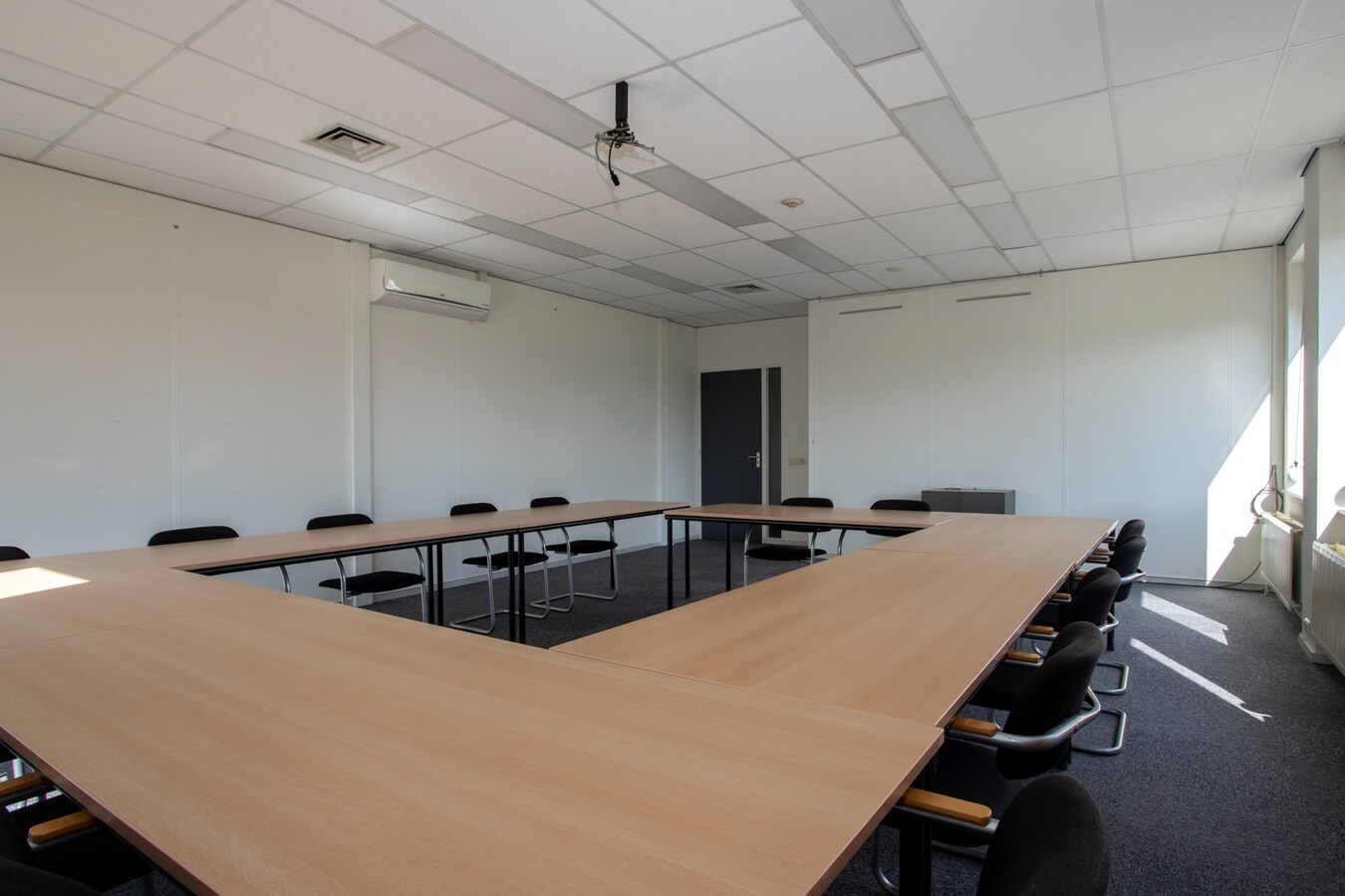 Vrijstaande representatieve kantoorruimte van circa 342 m2 met ruim voldoende parkeergelegenheid. (circa 20 plaatsen) 