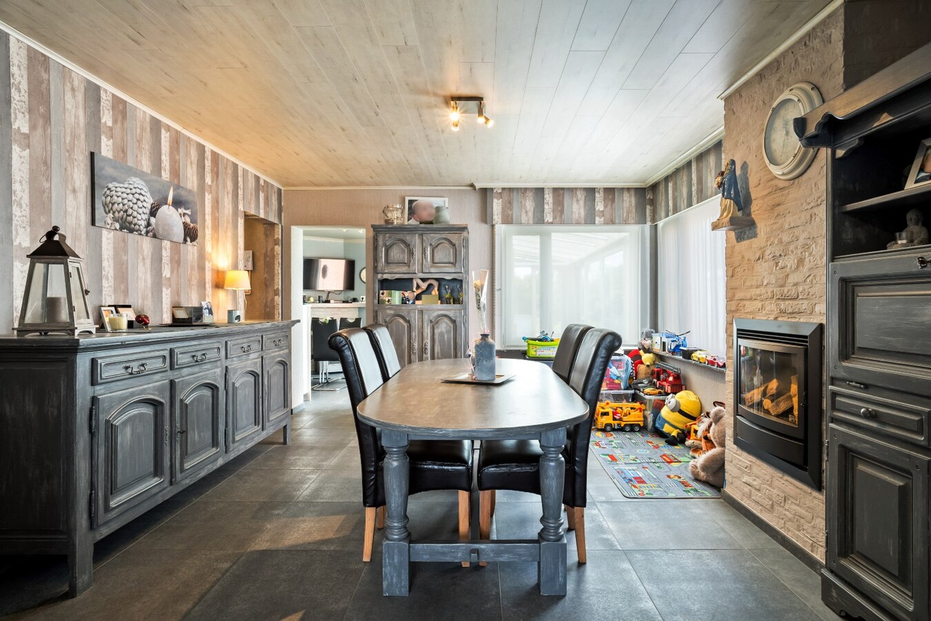 Centraal gelegen woning op uiterst ruim perceel van 1784 m² 