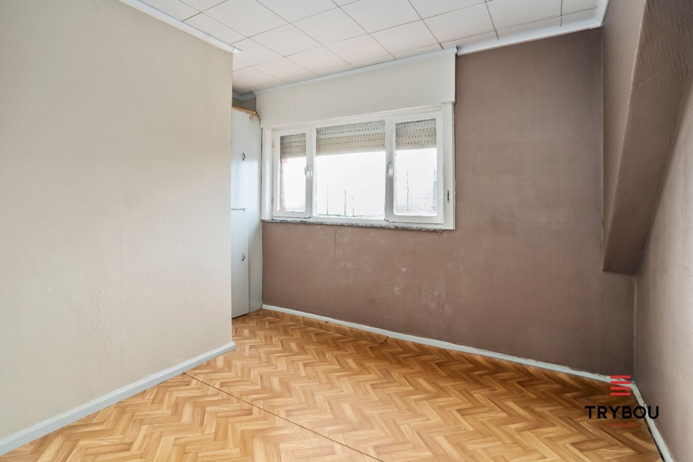 Halfopen woning met drie slaapkamers op ruim perceel van 770 m² 