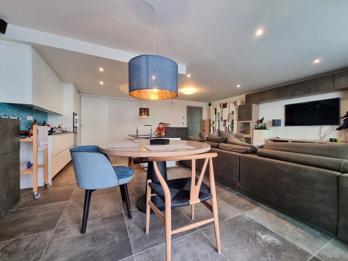 Uitzonderlijk ruim (117m² + 64m² terras!) appartement met drie slaapkamers 