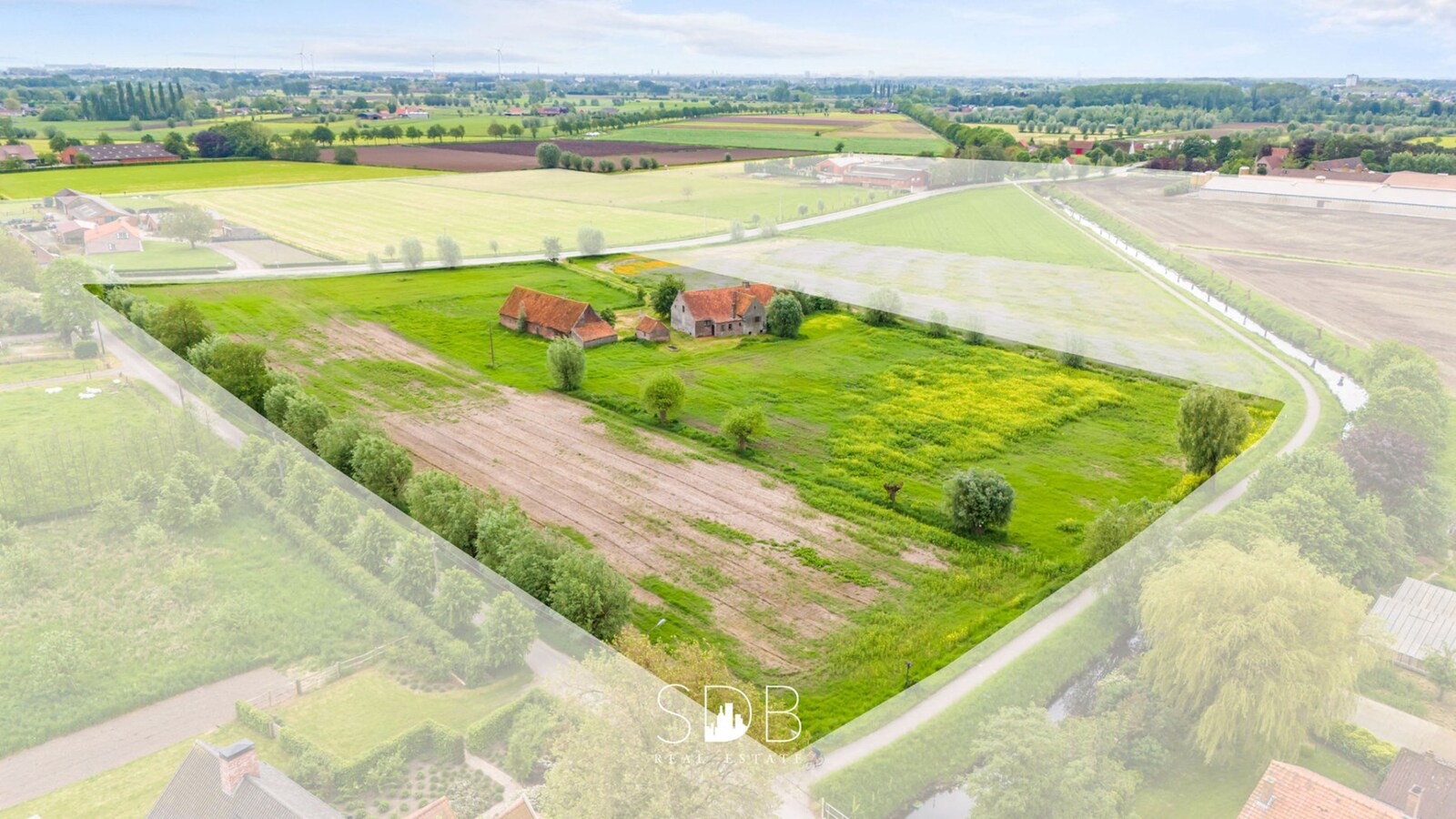 Prachtige hofstede met hoeve, bakhuisje, schuur en graslanden op circa 2,2 HA 
