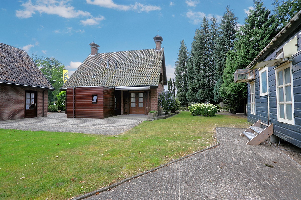 Vrijstaand woonhuis met dubbele garage, erf tuin en ondergrond staande en gelegen te Bergeijk, Bucht 45. 