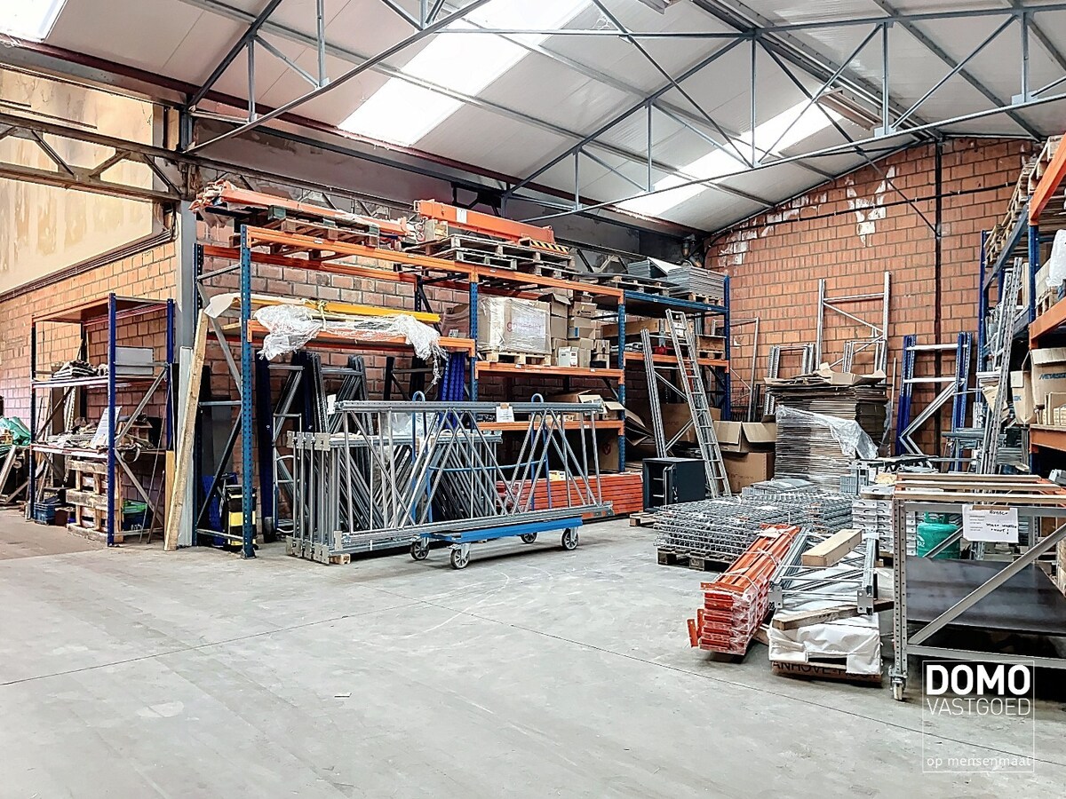 RUIM COMMERCIEEL GEBOUW VOORZIEN VAN TOONZAAL, KANTOREN EN OPSLAGPLAATS IN HERK-DE-STAD 