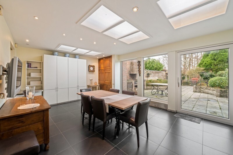 Uitstekend gelegen handelspand met woonst in Eernegem 