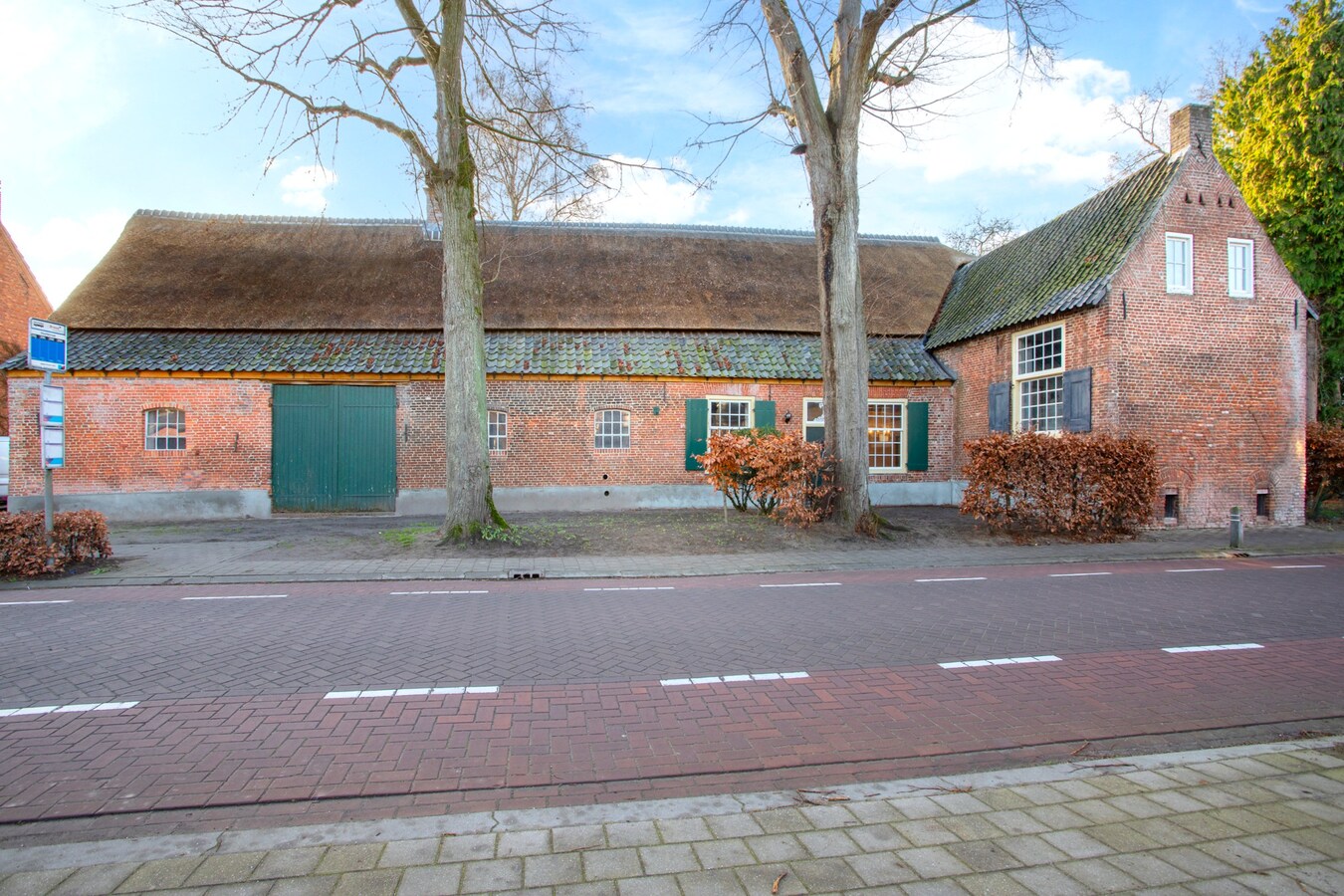 Imposante herenboerderij gelegen in het hart van Hoogeloon. 