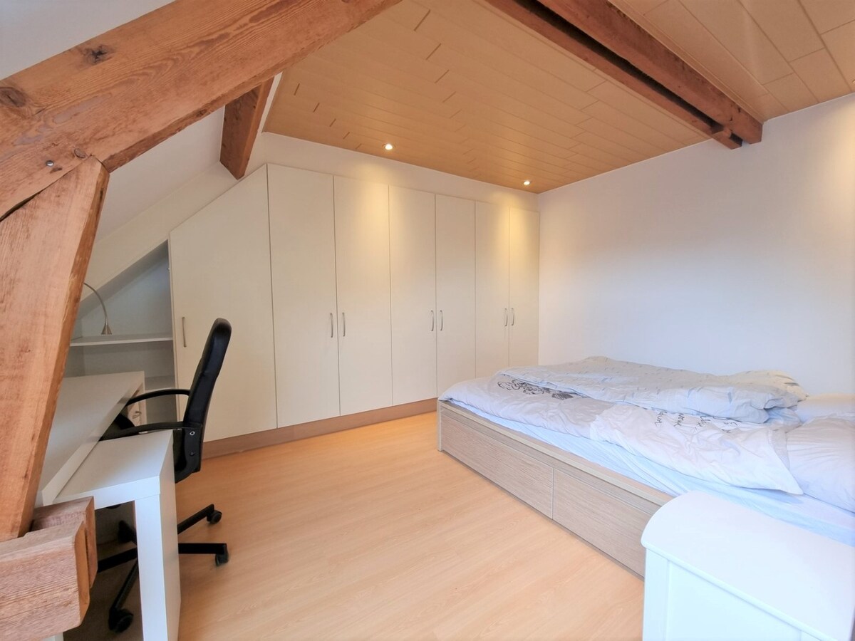 Ruim duplex-appartement met 2 slaapkamers en 2 badkamers op centrale ligging. 