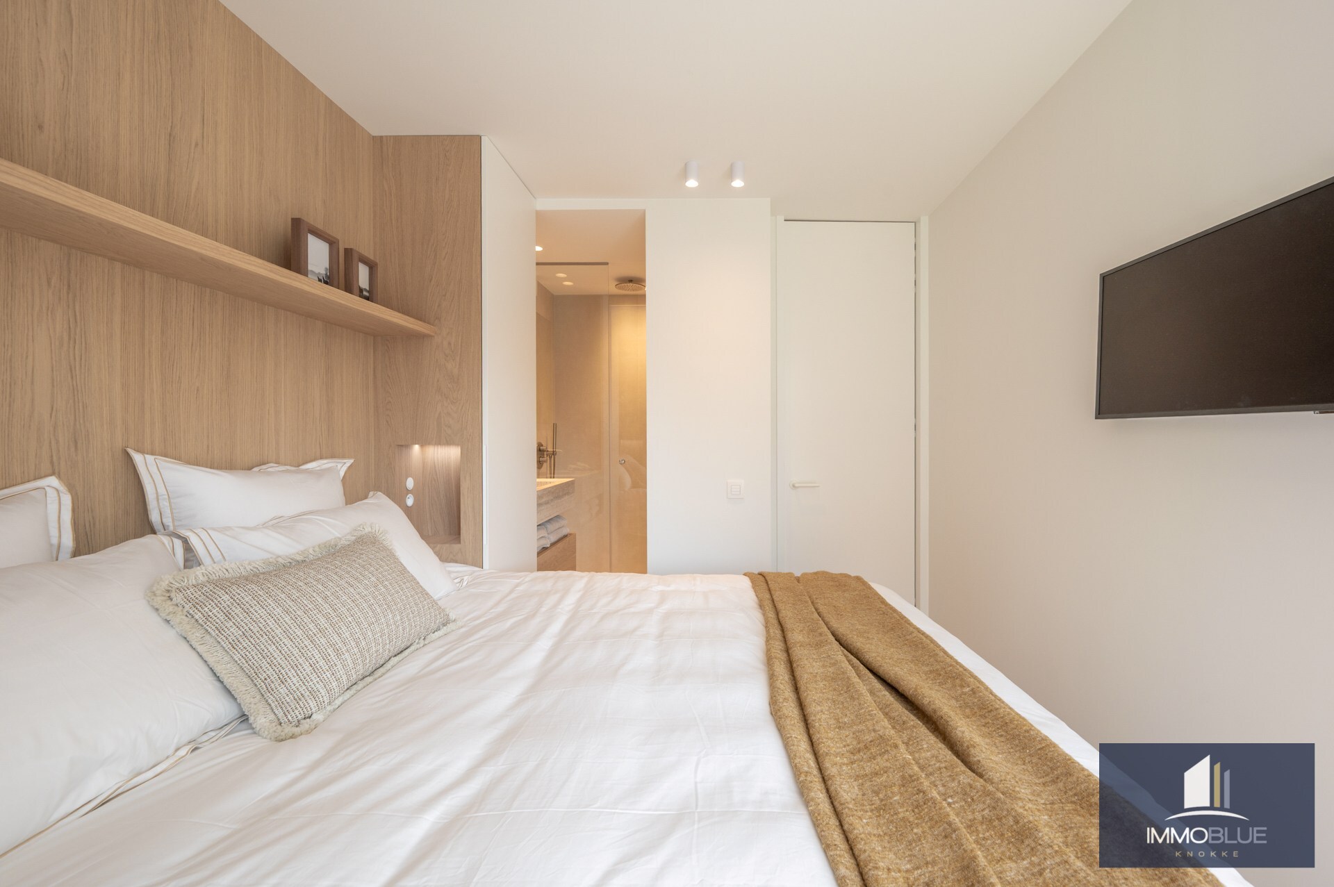 Stijlvol volledig gerenoveerd drie-slaapkamer appartement op toplocatie nabij het Lichttorenplein. 