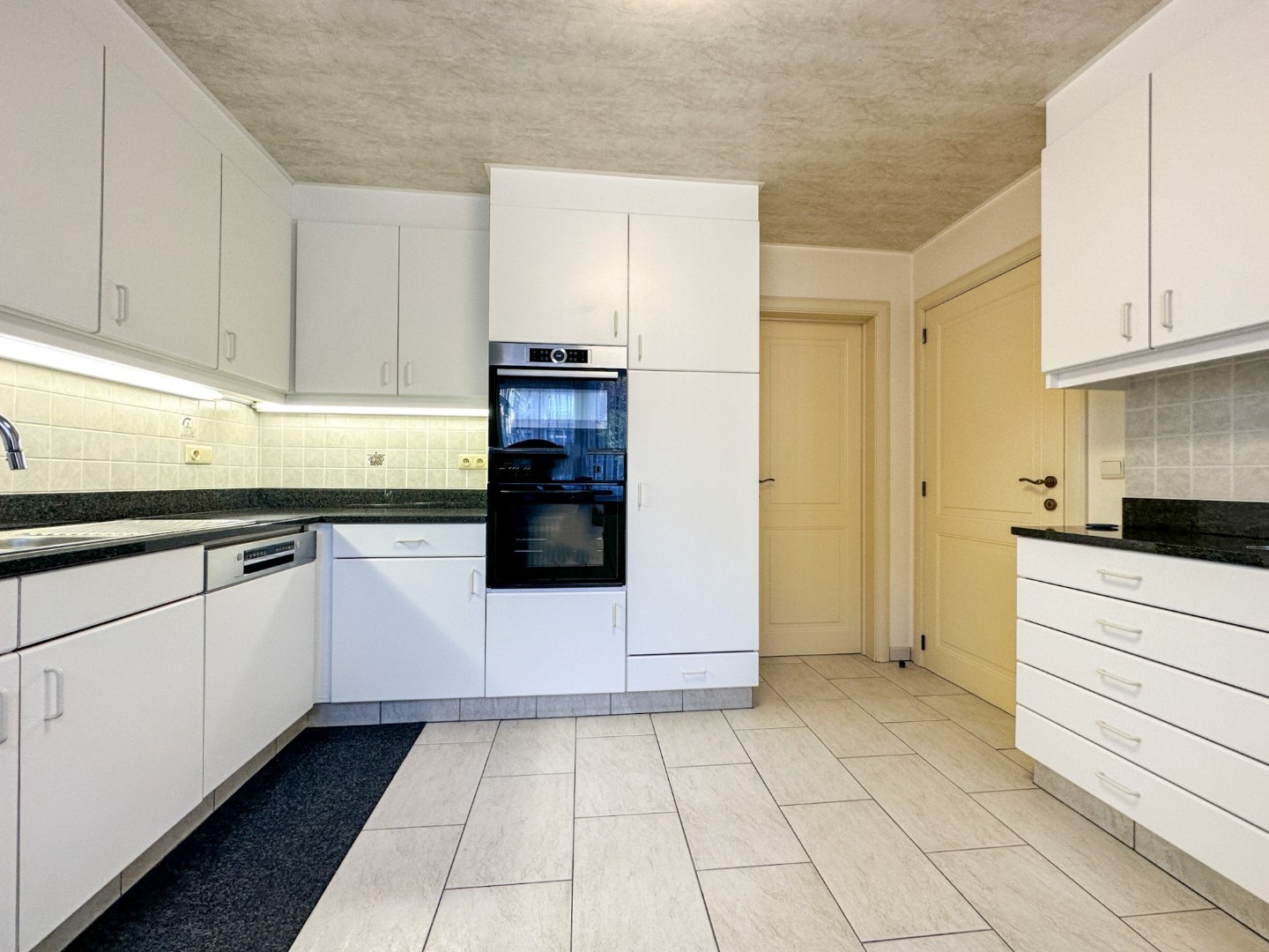 Instapklaar 2-slaapkamer appartement met 2 terrassen (en garage), topligging Torhout. 