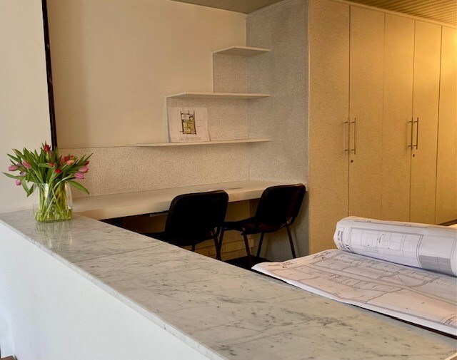 Gelijkvloerse kantoorruimte in een karaktervol herenhuis. 