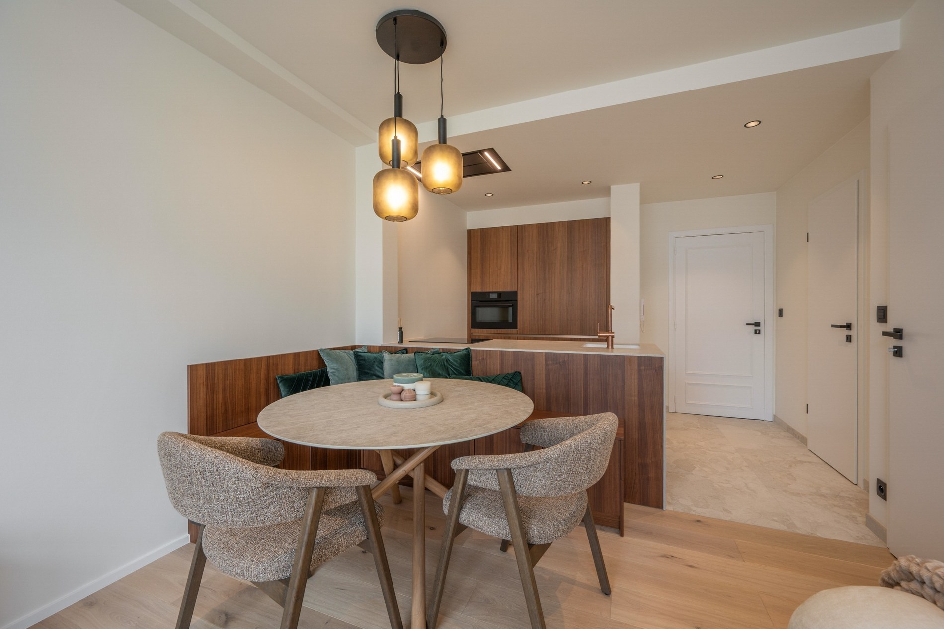 Volledig gerenoveerd 2-kamer appartement  op wandelafstand van de Zeedijk-Albertstrand. 