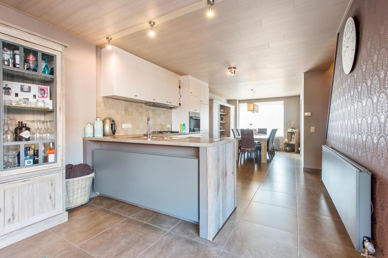 Volledig instapklare woning met 3 slaapkamers en mooie tuin in het hartje van Jonkershove. 