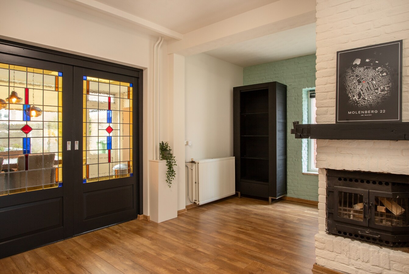 Welkom in deze verrassend ruime en charmante hoekwoning nabij het centrum van Reusel! 