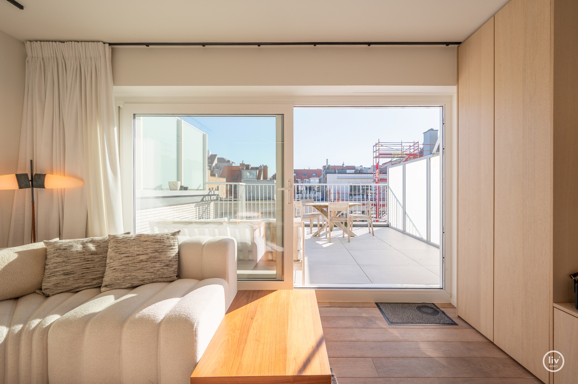 Prachtig gerenoveerd appartement met 2 slaapkamers gelegen in een zijstraat van de zeedijk en op wandelafstand van het Driehoeksplein. 