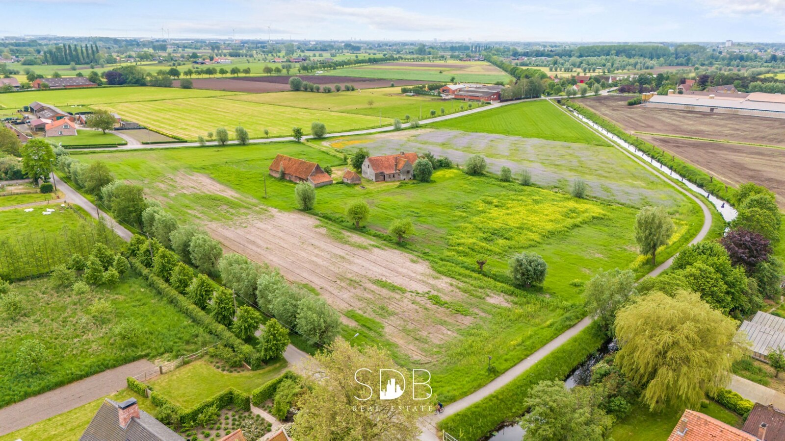 Prachtige hofstede met hoeve, bakhuisje, schuur en graslanden op circa 2,2 HA 