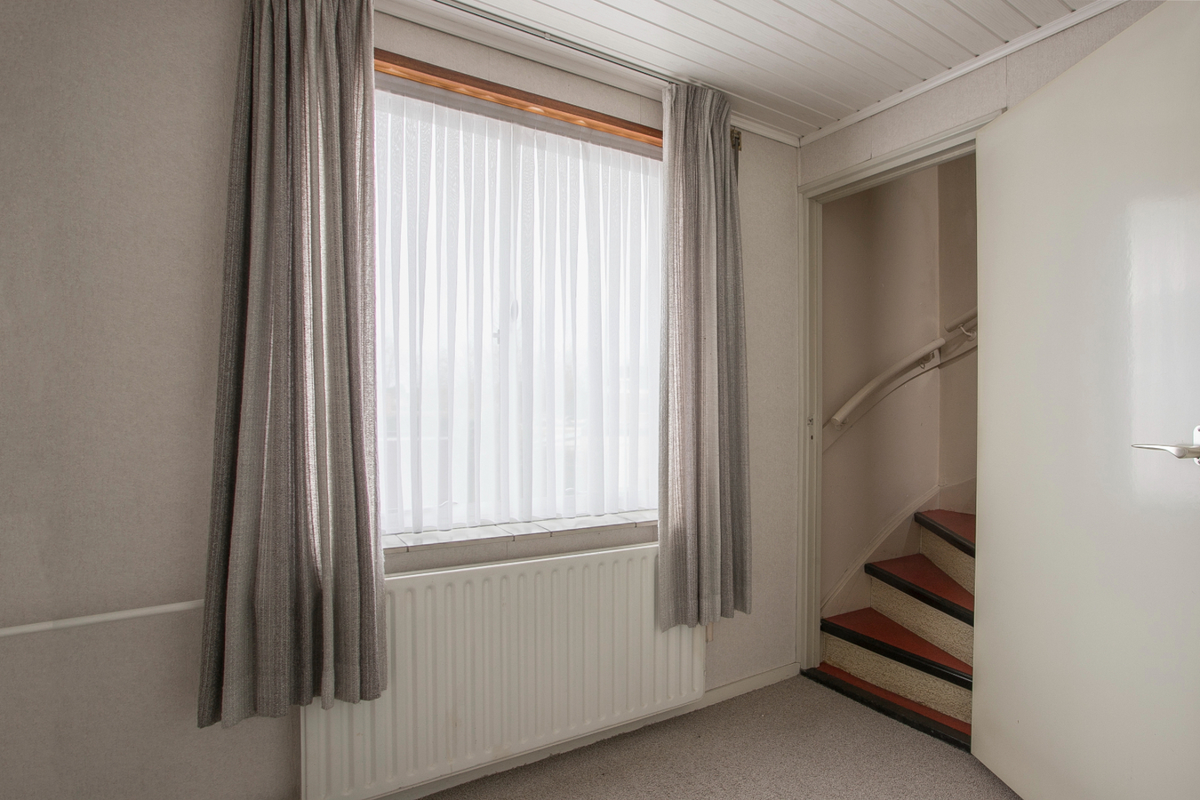 Vrijstaande eengezinswoning met garage en carport. 