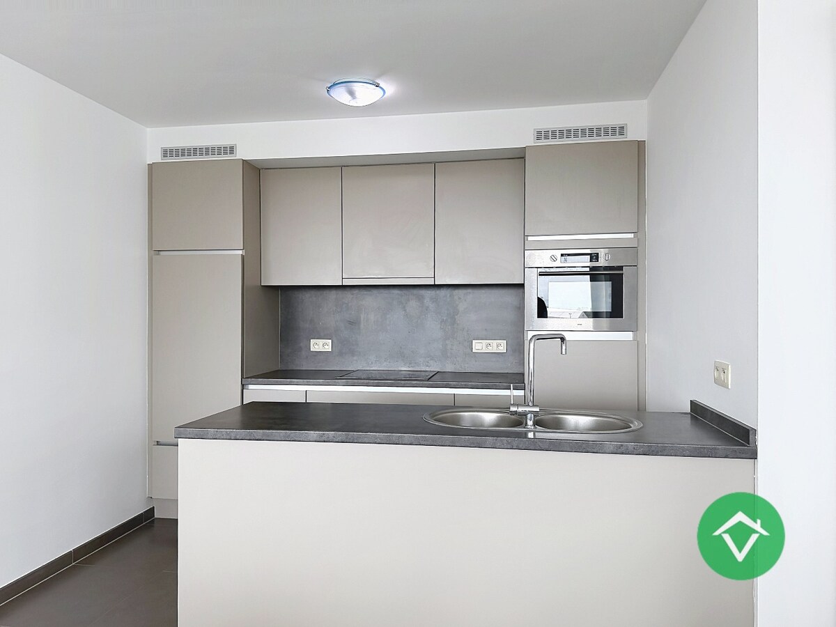 Gemeubeld appartement met 2 slaapkamers en ruim terras te Oostende 