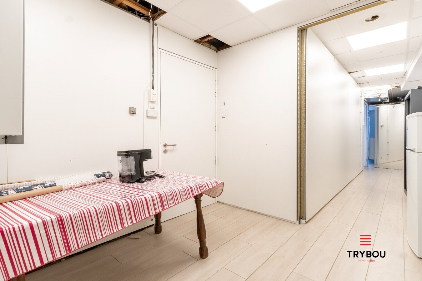 Ruime en instapklare kantoorruimte in centrum Houthulst - extra mogelijkheid tot aankoop bovenstaand appartement! 