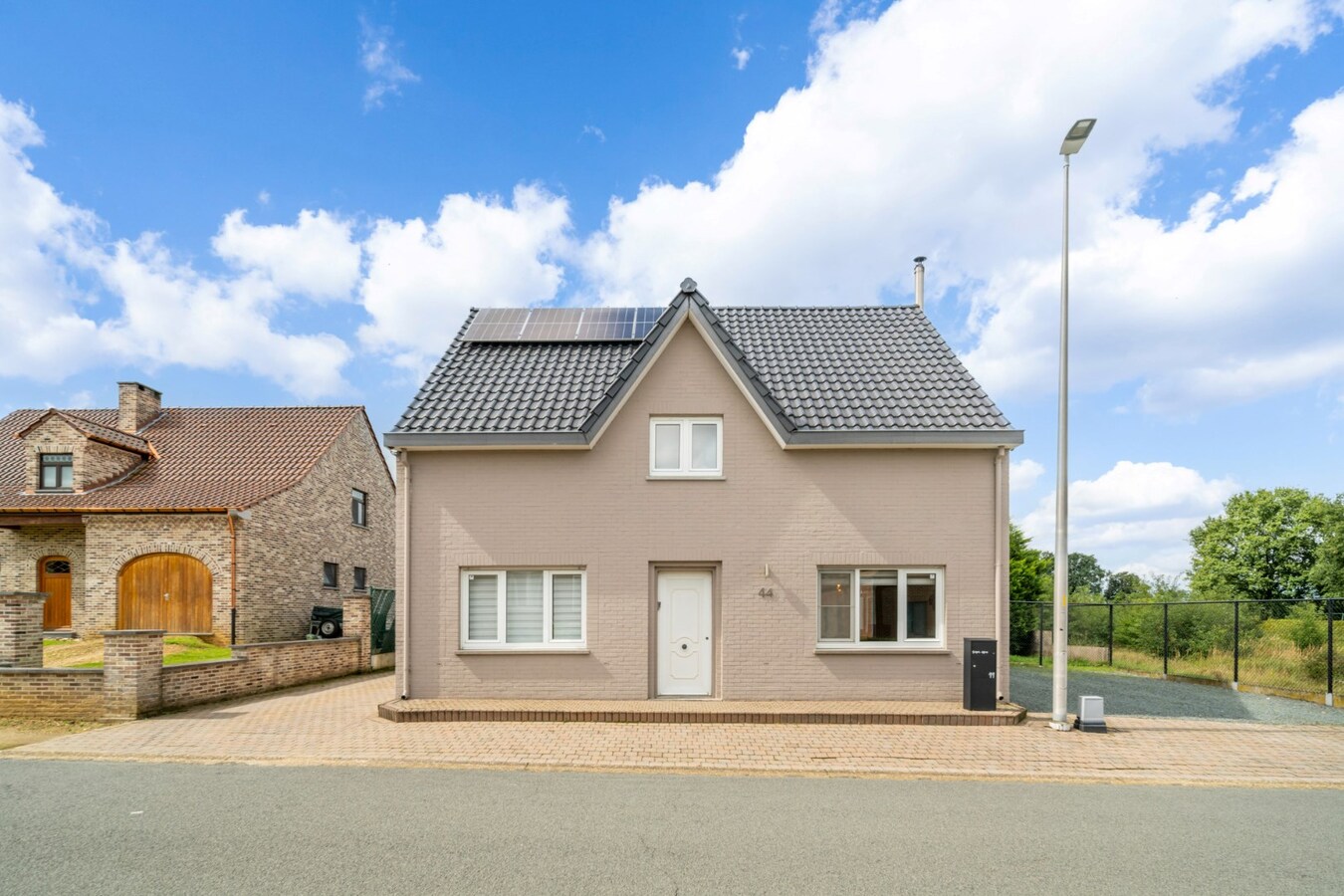 Ruime woning met 4 slaapkamers op een zeer ruim perceel. 