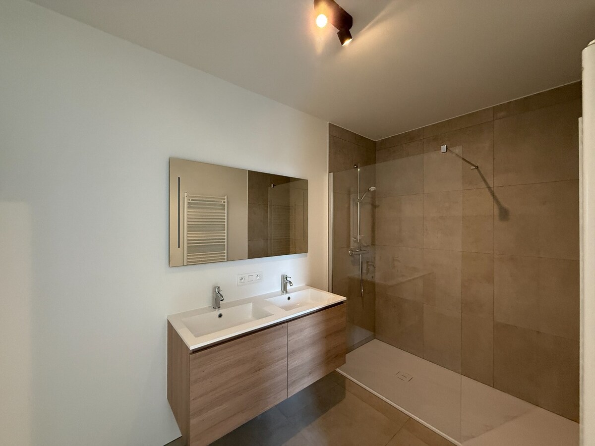 Nieuwbouwappartement met autostandplaats te Izegem 