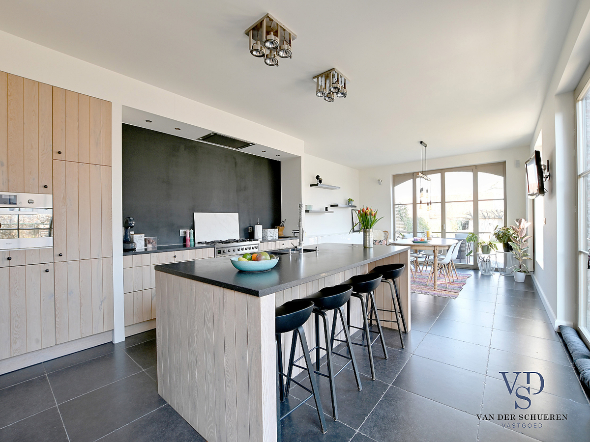 Prachtig gerenoveerde Herenwoning met zwembad te Gavere. 