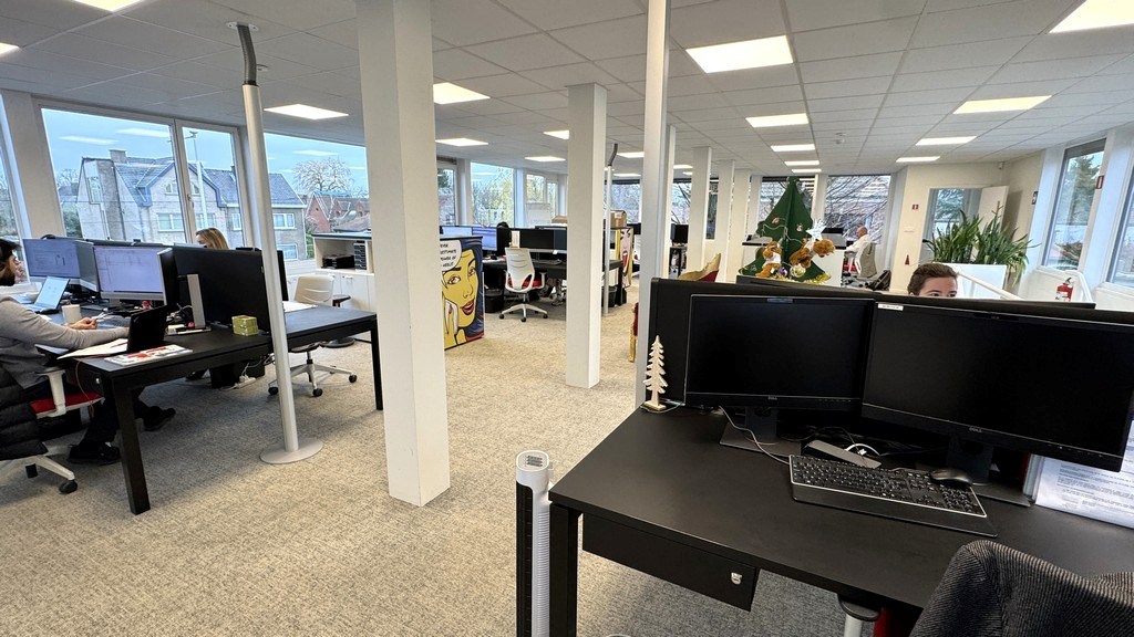 Ingedeelde kantoorruimte te huur vlakbij R4 en E40 in Drongen