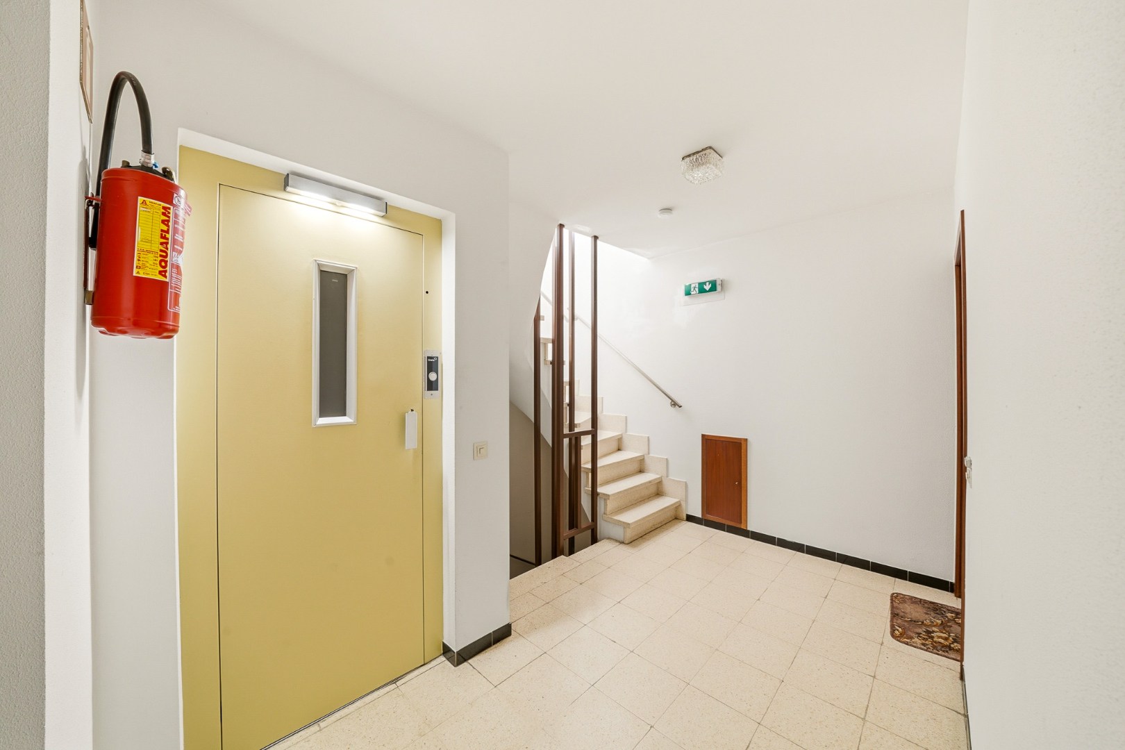 Op te frissen appartement met zicht op het Sint-Catharinaplein in Oostende 