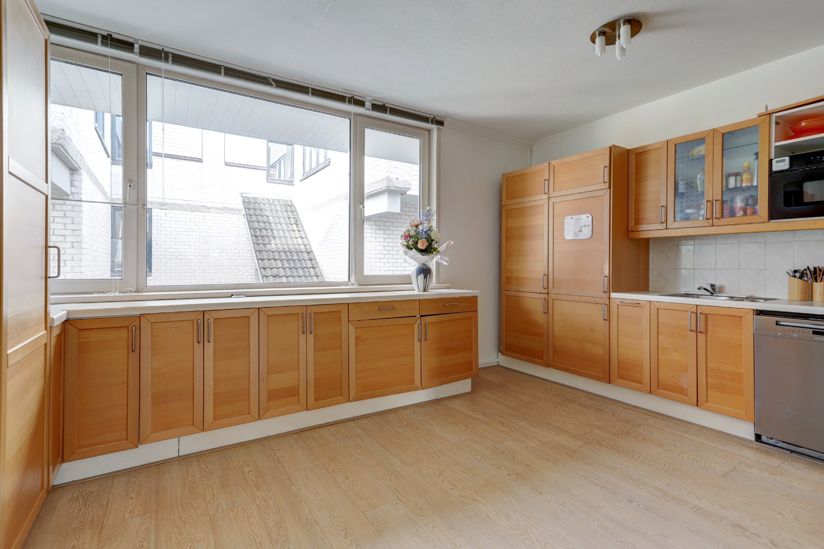 Ruime 4- (voorheen 5) kamer woning op 1e etage met riant terras van 45 m² en een berging en overdekte parkeerplaats op begane grond. 