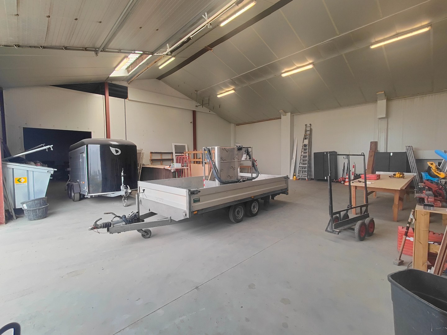 Geïsoleerde loods van 385m² met sectionaalpoort 