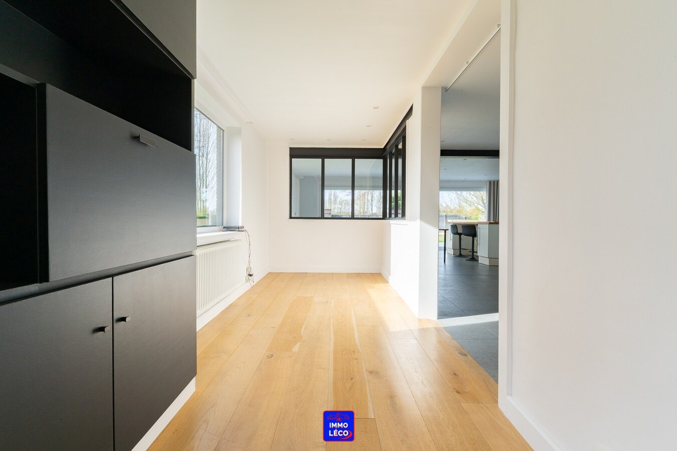 Villa "Semi Plain-Pied" érigée sur 1600m², grand parking, garage, jardin, COUP DE COEUR ! 