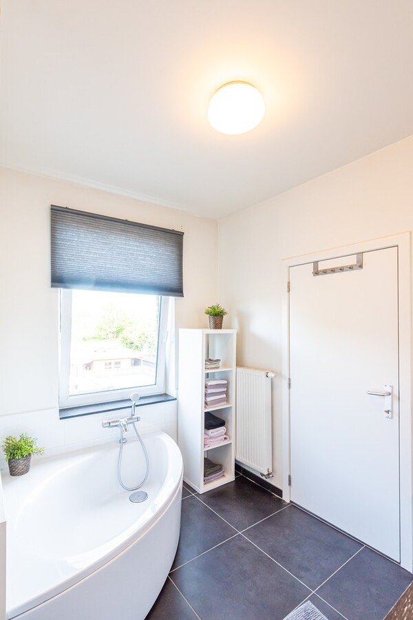 Tof ingerichte gezinwoning met privé-parking 