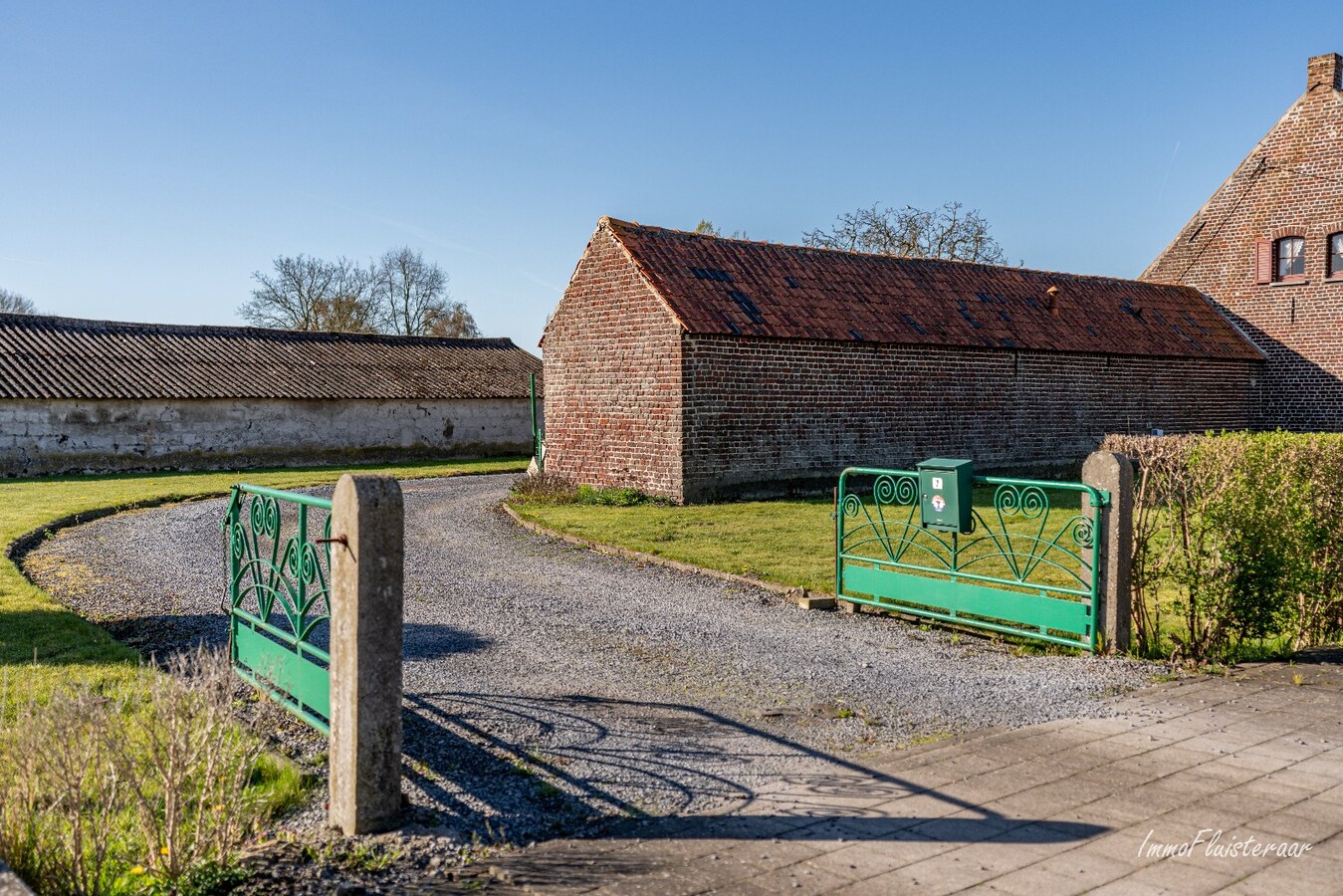 Renovated farmhouse with stables and pasture on approximately 1.7 hectares in Nazareth. 