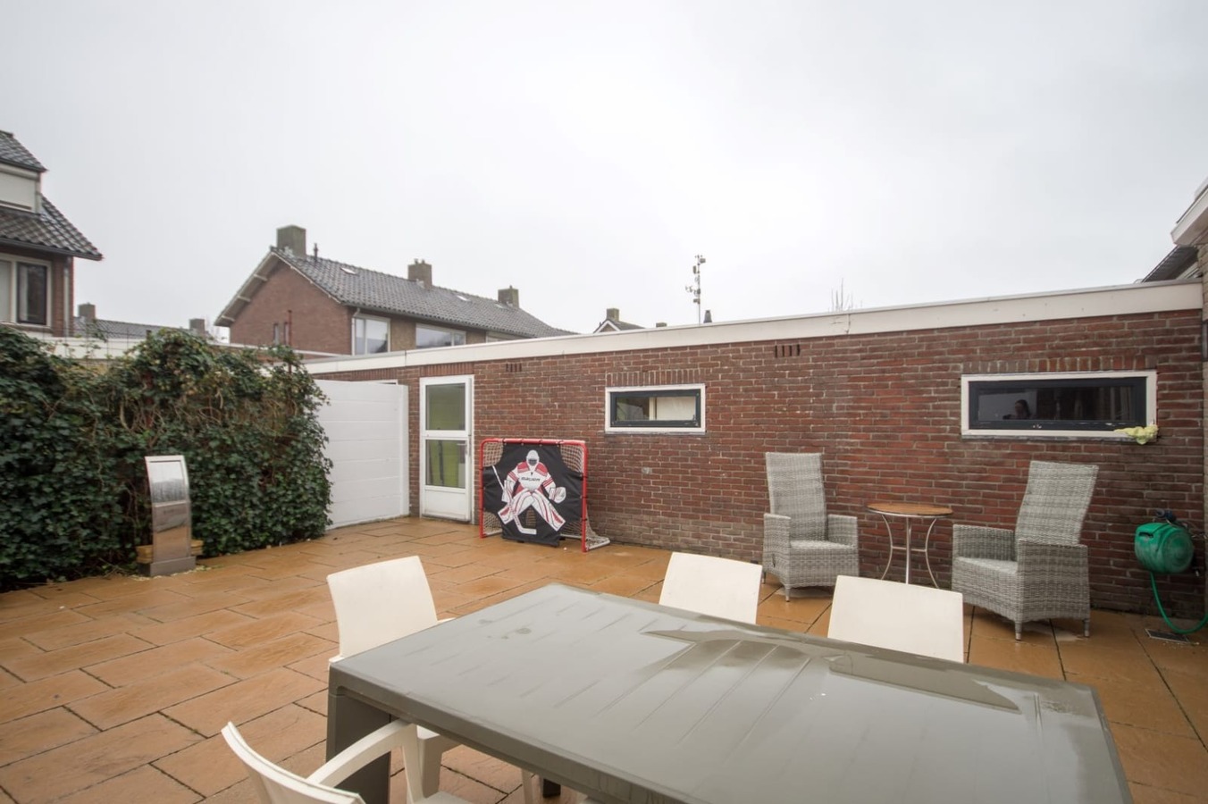 Sfeervolle en gunstig gesitueerde tweekapper met garage, berging en vrije achterom gelegen op 221 M². Deze woning ligt op loopafstand van het centrum van Hilvarenbeek. 