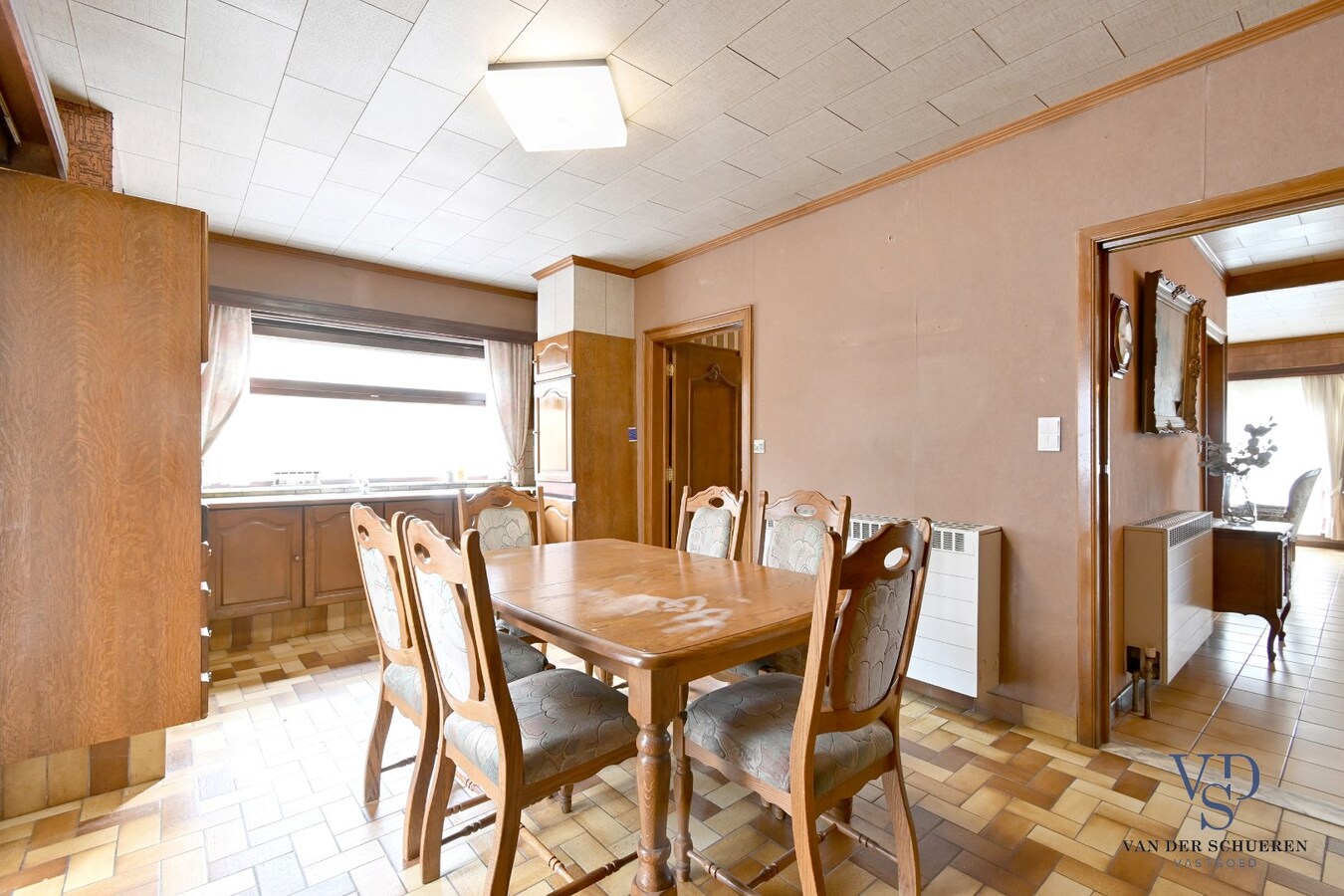 Bijzonder ruime, praktisch ingedeelde gezinswoning 