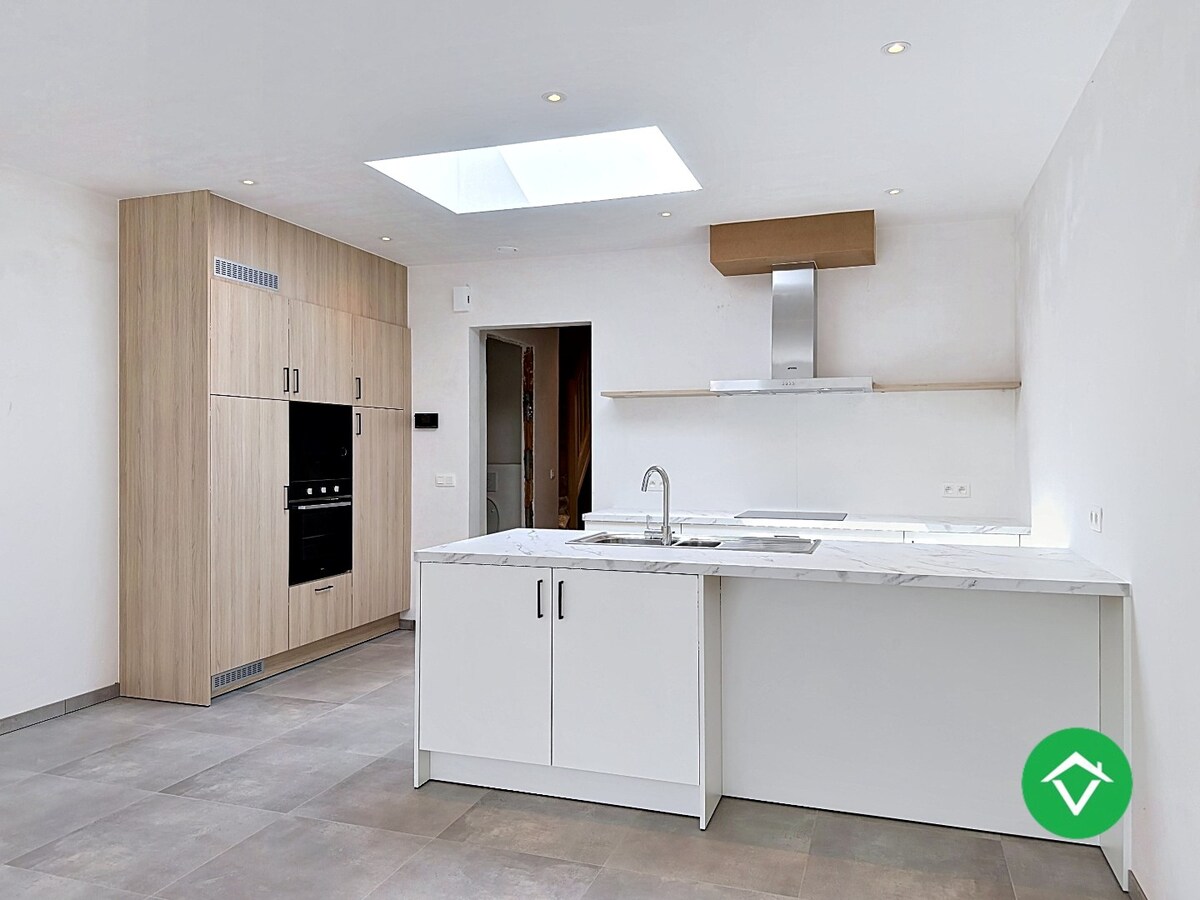 Centraal gelegen nieuwbouwwoning met 3 slaapkamers, tuin en overdekte autostaanplaats 
