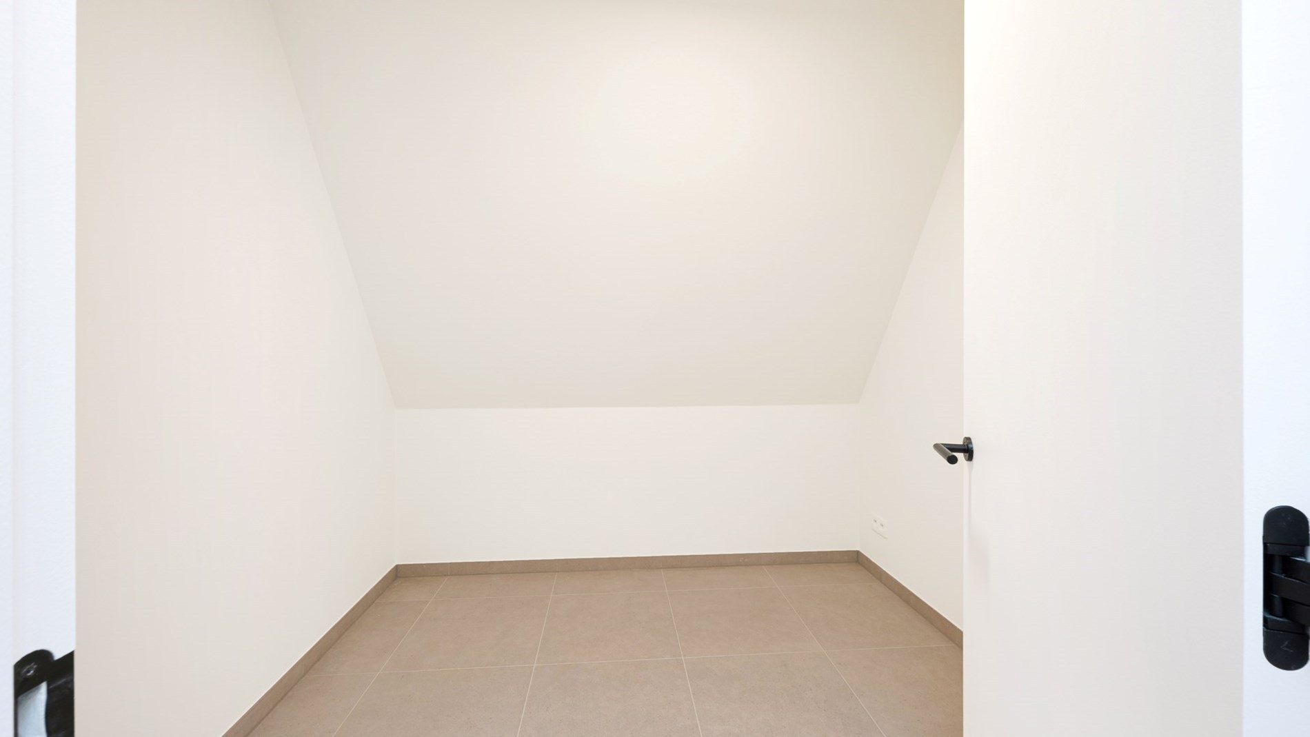 OPENDEURDAG ZATERDAG 04/04 - Madeliefjespad 1 (tussen 14 en 16u ): Indrukwekkende nieuwbouwvilla in hartje Zoute op enkele passen van de golf te Knokke. 