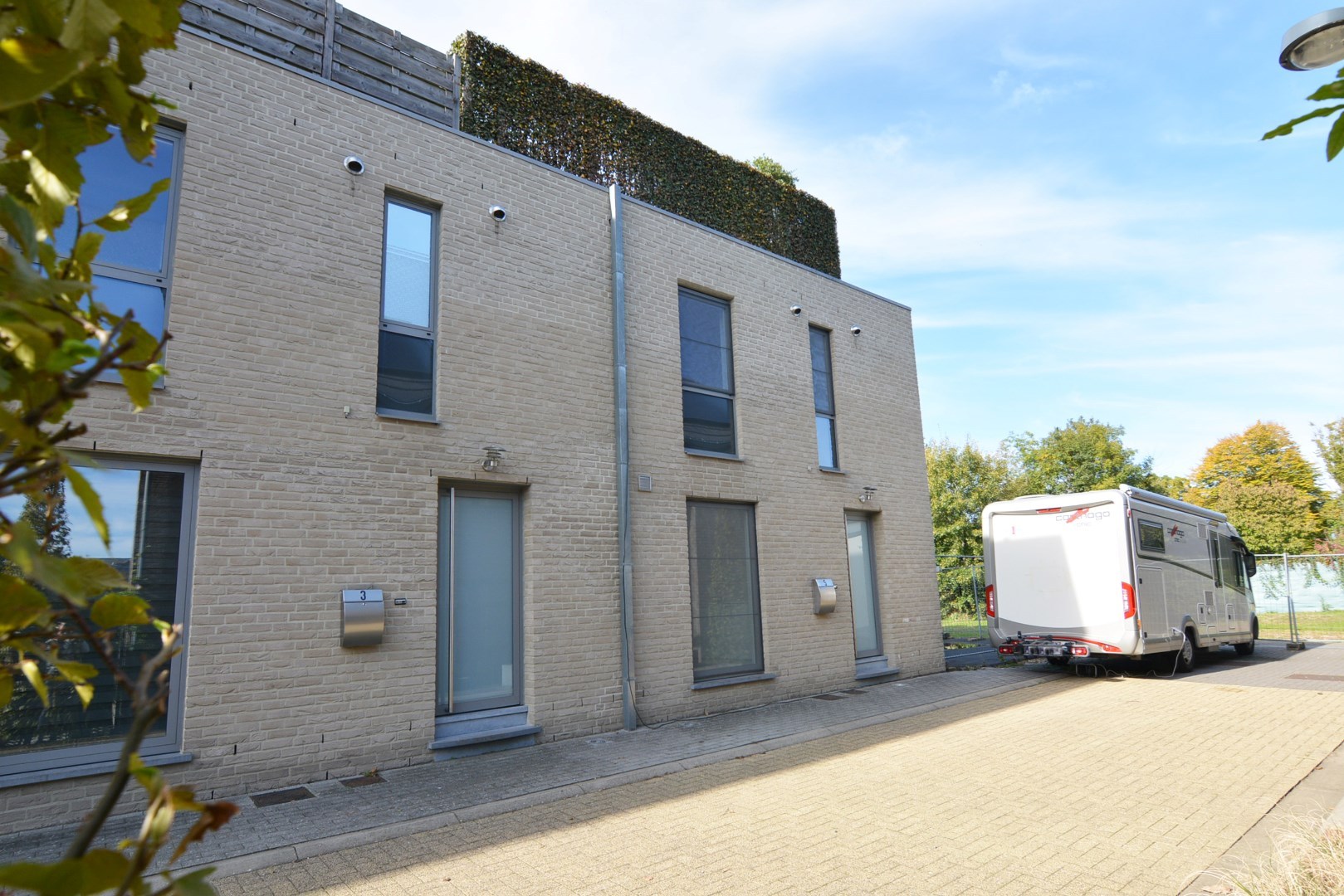 Moderne appartementswoning met 3 slpk, dubbele garage en terras. 