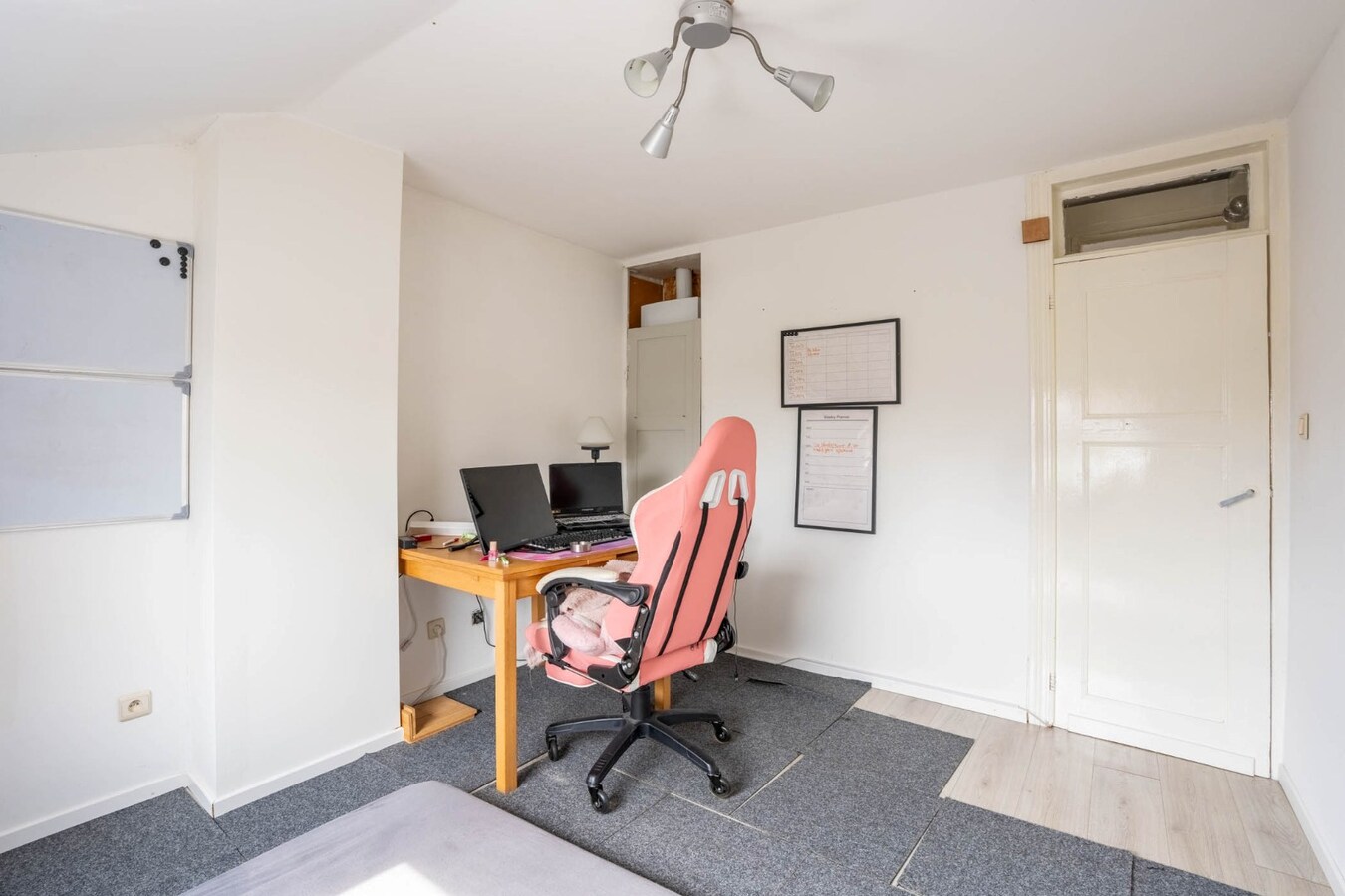 Een knusse rijwoning met tuintje en 3 slaapkamers, gelegen pal in het centrum van Maaseik. 