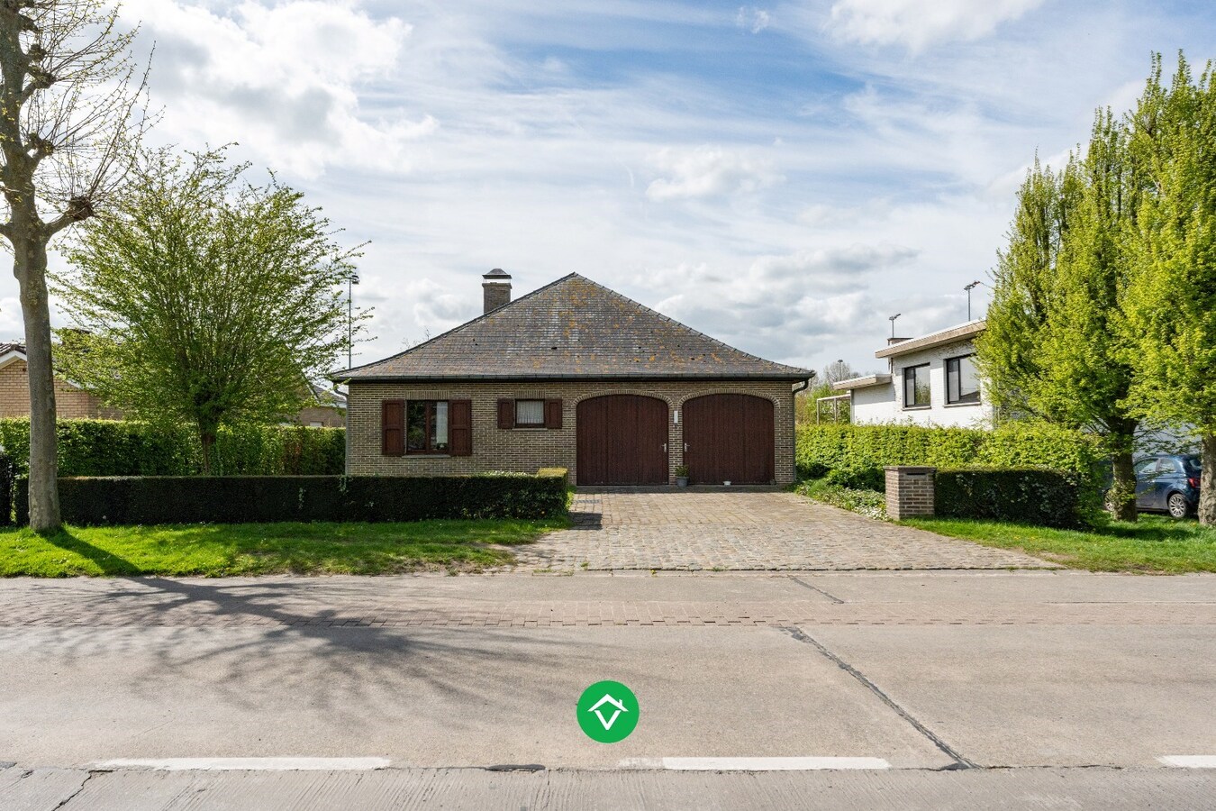 Alleenstaande woning met drie slaapkamers en dubbele garage in centrum Koekelare 