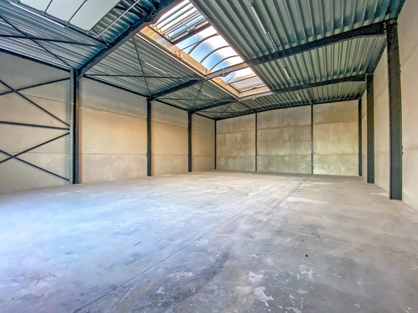 Geïsoleerde nieuwbouwloods 9G (loods 2) (290m²) te huur op een industrie- ambachtzone te Vleteren 