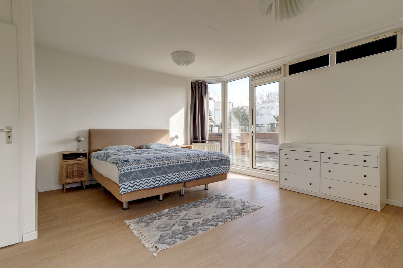 Ruime 4- (voorheen 5) kamer woning op 1e etage met riant terras van 45 m² en een berging en overdekte parkeerplaats op begane grond. 