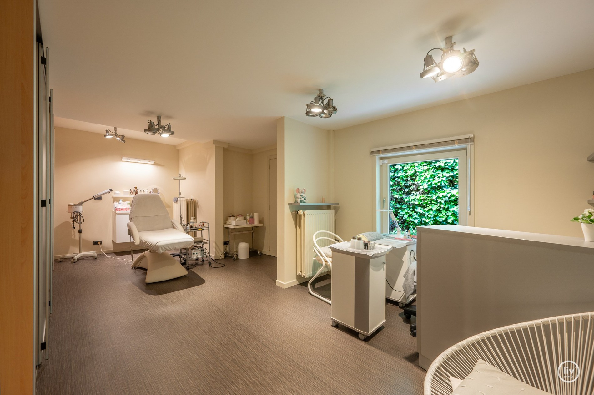 Fraaie bel-étage woning in het centrum van Knokke met Schoonheidssalon op het gelijkvloers. 