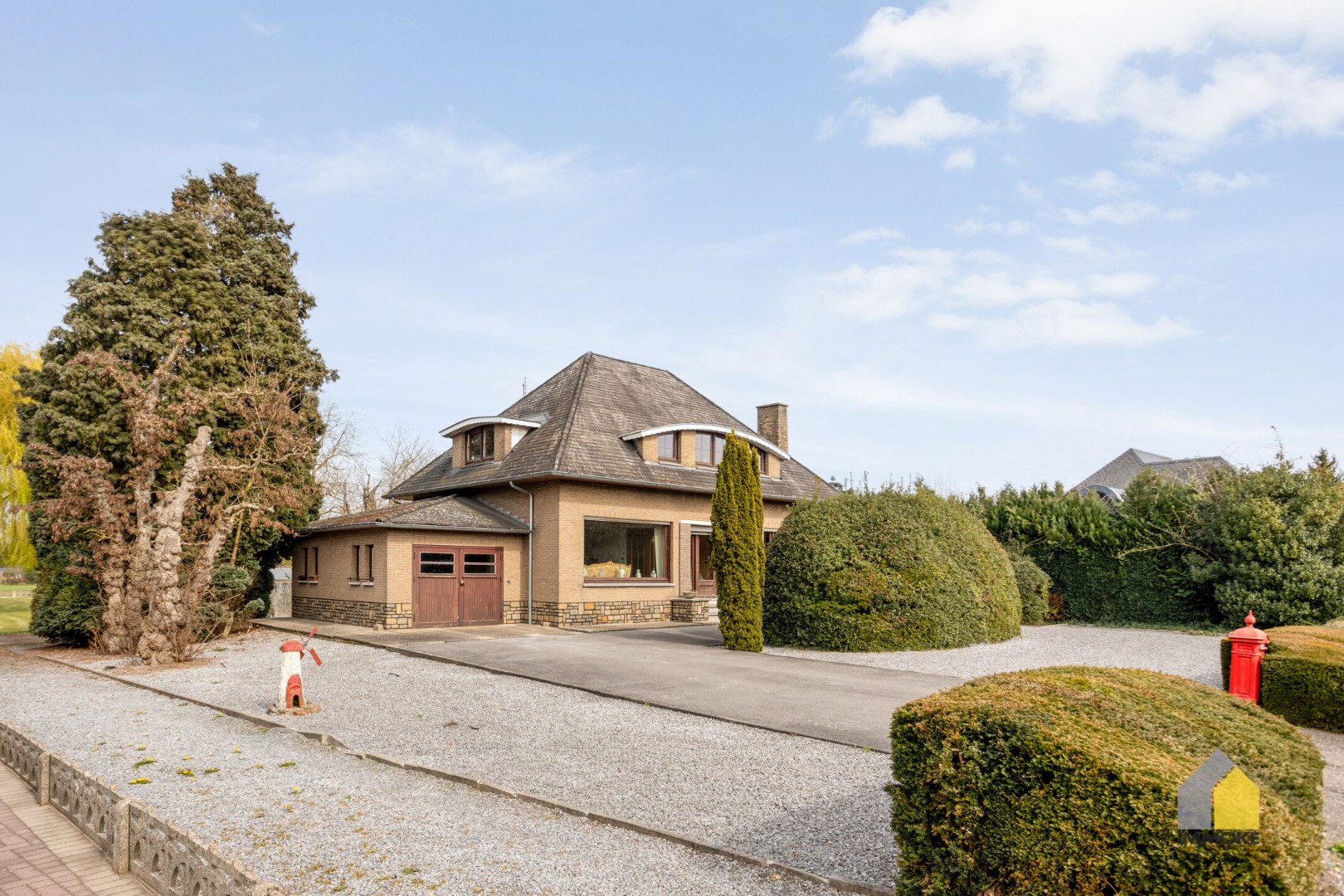 Te renoveren, statige woning op mooi perceel van 23 a 90 ca. 