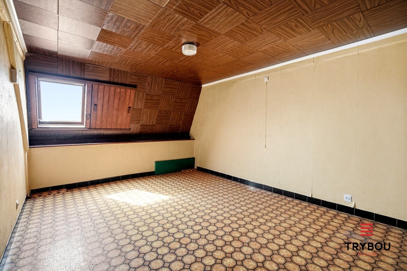 Te renoveren ruime halfopen bebouwing op een perceel van 1491m² met 7 slaapkamers! 