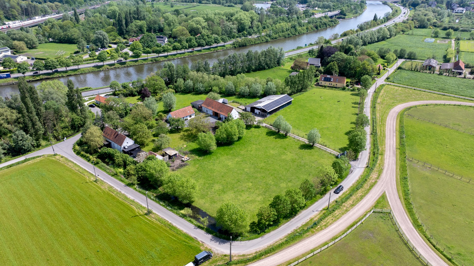 Unieke, compleet gerestaureerde hoeve in het pittoreske Drongen 