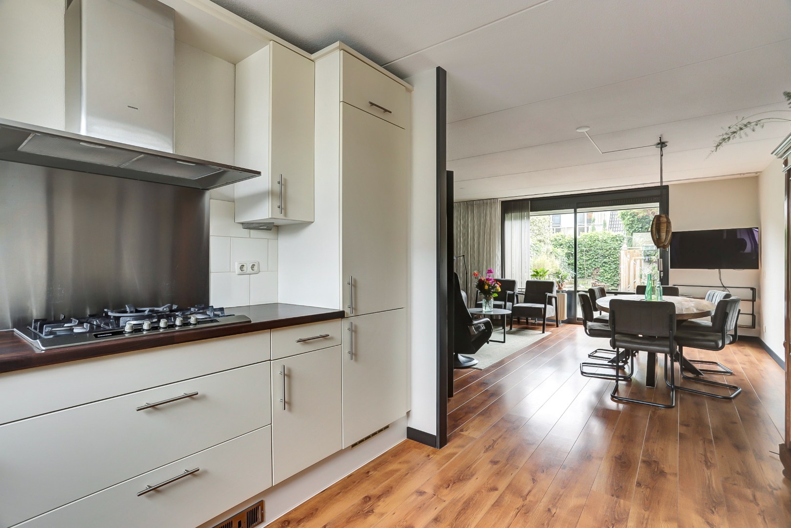 Ruime 5-kamer tussenwoning met inbouw keuken, moderne badkamer, 4 slaapkamers, ruime tuin gelegen op het zuidwesten. 