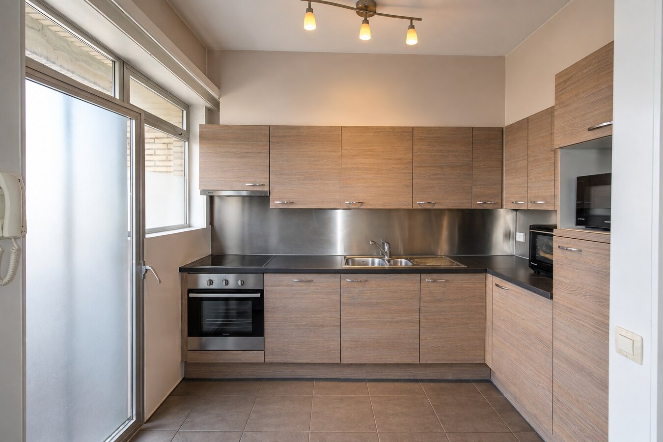 Te koop: Lichtrijk en instapklaar 2-slaapkamerappartement met terras en EPC-label C op gunstige ligging in Sint-Niklaas! 