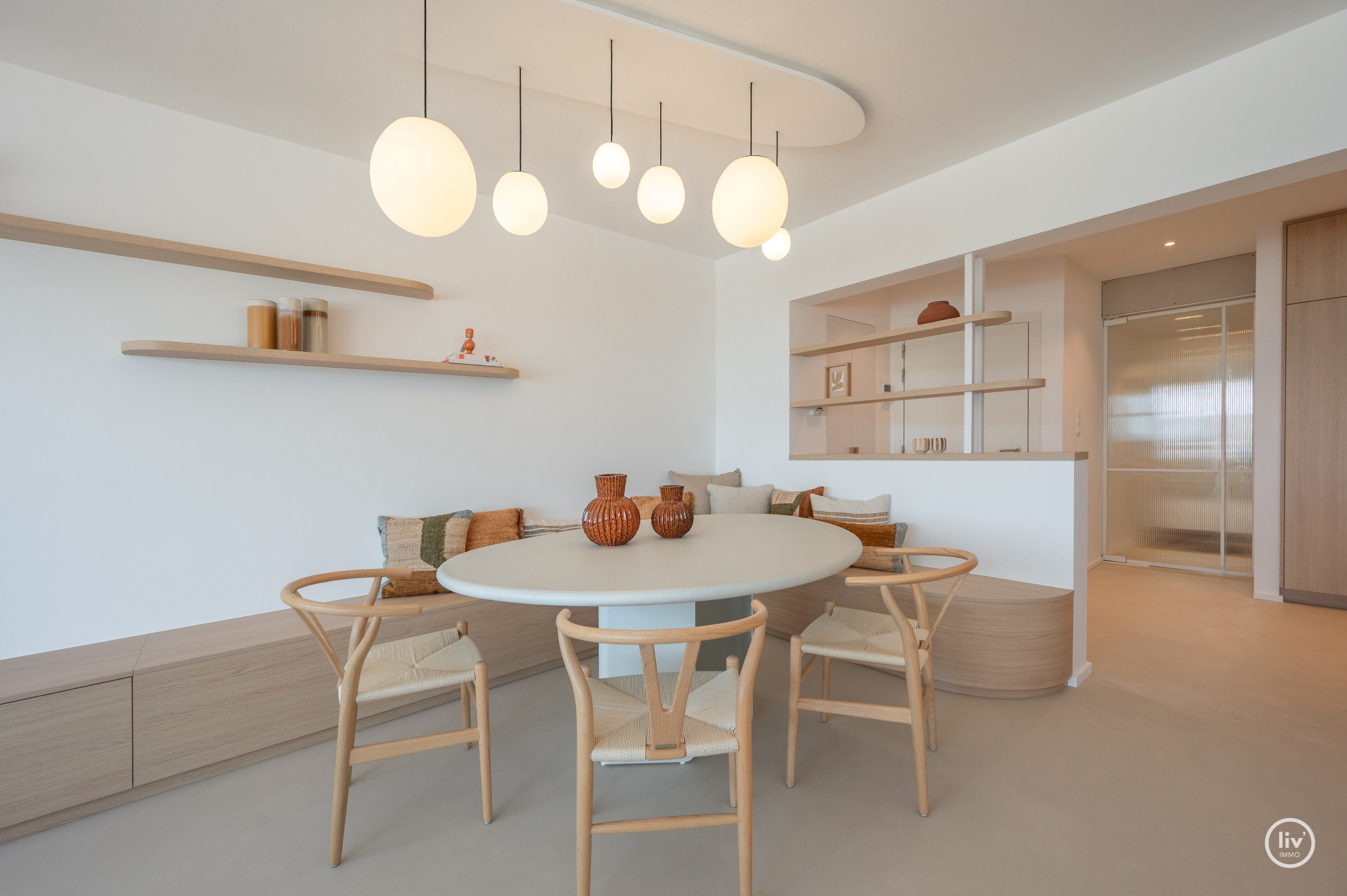 Prachtig gerenoveerd appartement op de zevende verdieping, op een absolute topligging aan de Zeedijk tussen het Lichttorenplein en het Albertplein. Dankzij de hoge ligging geniet het appartement van e 