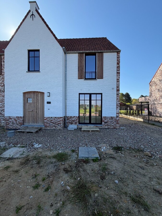 Volledig afgewerkte nieuwbouwwoning met 4 slaapkamers. 