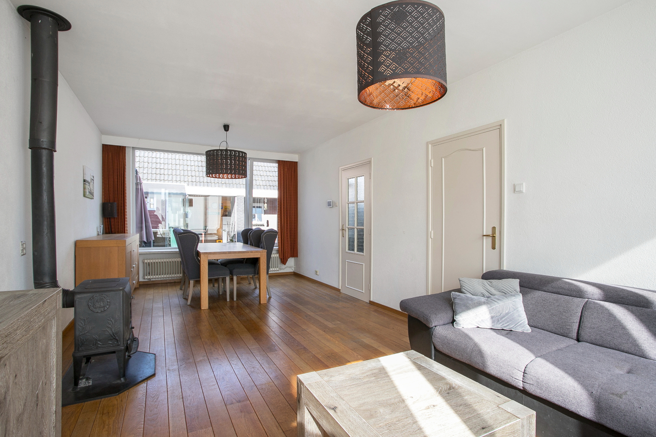 Eindwoning met berging, overkapping, ondergrond, erf, tuin- en verdere aanhorigheden. 