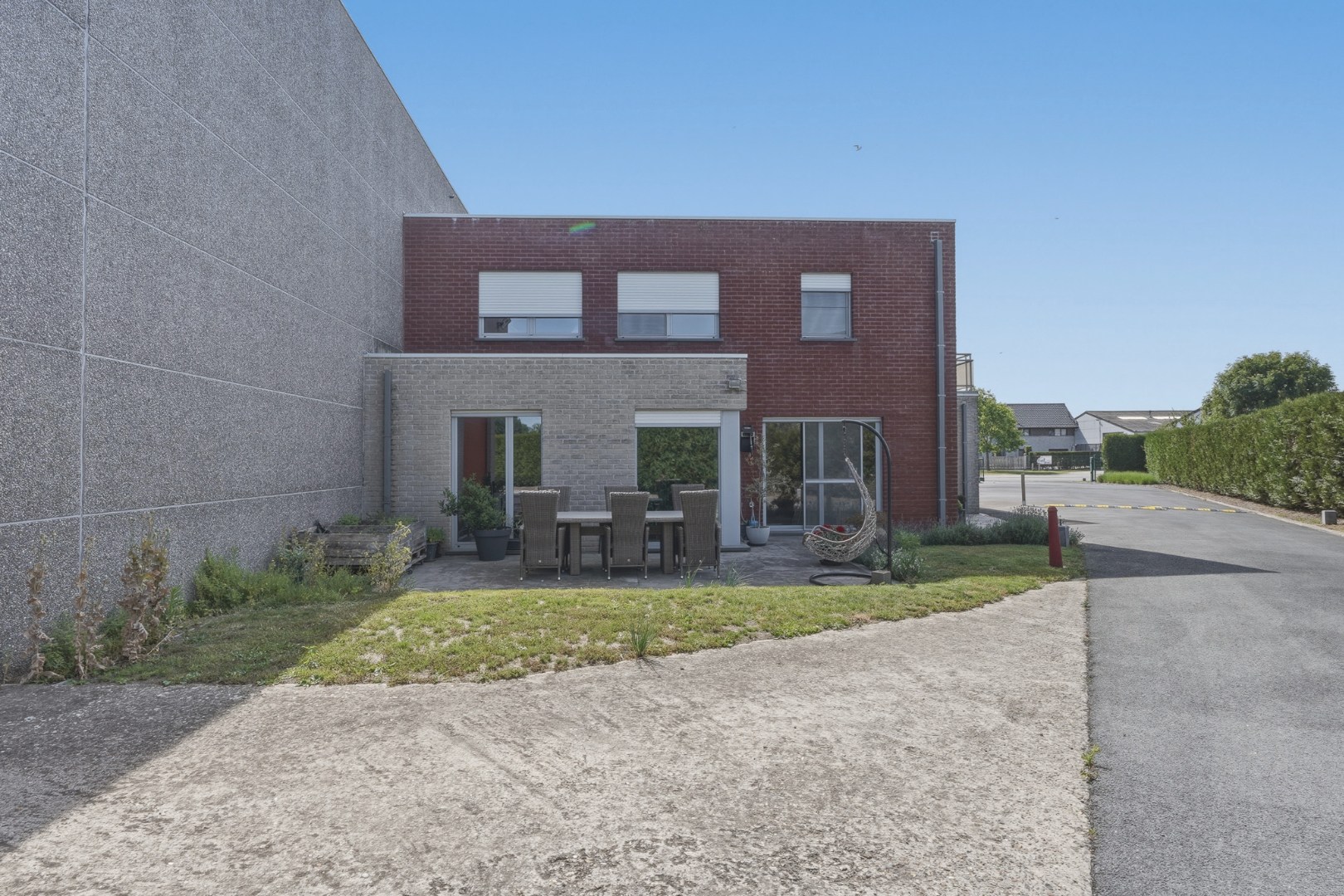 Bedrijfswoning met ruime loods van ca. 1.530 m² in de ambachtelijke zone van Eernegem 